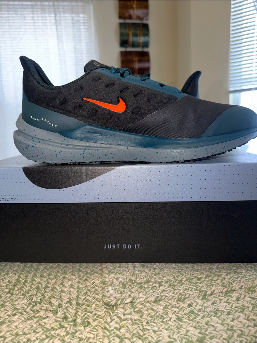 Nike Air Winflo Shield Men’s Teal Black Sneakers with Orange Swosh size 10.5 new
